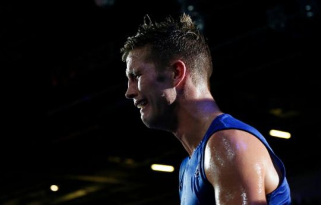 Le boxeur français Alexis Vastine pleure après sa défaite controversée, sur décisions des arbitres, contre l'Ukrainien Taras Shelestyuk, aux Jeux olympiques de Londres, le 7 août 2012. Le boxeur français Alexis Vastine pleure après sa défaite controversée, sur décisions des arbitres, contre l'Ukrainien Taras Shelestyuk, aux Jeux olympiques de Londres, le 7 août 2012.