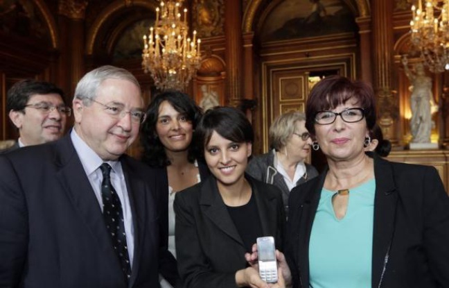 Expérimenté avec succès en Seine-Saint-Denis et dans le Bas-Rhin, le dispositif des téléphones portables d'urgence remis aux femmes victimes de violences conjugales s'implante à Paris, et "a vocation à essaimer" en France, a affirmé vendredi la ministre des Droits des femmes, Najat Vallaud-Belkacem. Expérimenté avec succès en Seine-Saint-Denis et dans le Bas-Rhin, le dispositif des téléphones portables d'urgence remis aux femmes victimes de violences conjugales s'implante à Paris, et "a vocation à essaimer" en France, a affirmé vendredi la ministre des Droits des femmes, Najat Vallaud-Belkacem.