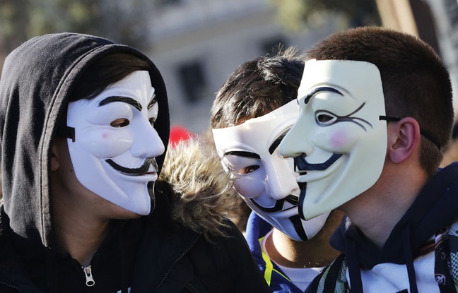 Des manifestants arborent des masques Anonymous à Romes le 14 novembre 2014. Des manifestants arborent des masques Anonymous à Romes le 14 novembre 2014.