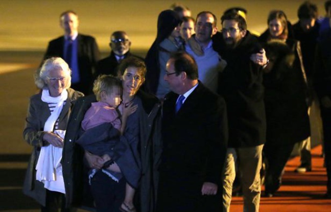Le président Francois Hollande parle avec Albane Moulin-Fournier, qui porte l'un de ses enfants, devant les autres membres de la fammile Moulin-Fournier, qui viennent d'arriver de Yaoundé à Orly, le 20 avril 2013. Le président Francois Hollande parle avec Albane Moulin-Fournier, qui porte l'un de ses enfants, devant les autres membres de la fammile Moulin-Fournier, qui viennent d'arriver de Yaoundé à Orly, le 20 avril 2013.