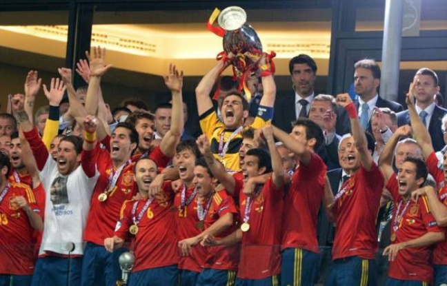 L'Espagne est entrée de plain pied dans la légende en remportant un troisième trophée majeur d'affilée après son écrasante victoire en finale de l'Euro-2012 face à l'Italie (4-0), dimanche à Kiev, confirmant son insolente hégémonie sur la planète football. L'Espagne est entrée de plain pied dans la légende en remportant un troisième trophée majeur d'affilée après son écrasante victoire en finale de l'Euro-2012 face à l'Italie (4-0), dimanche à Kiev, confirmant son insolente hégémonie sur la planète football.