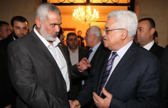 Une réunion tripartite regroupera mercredi au Caire le président égyptien Mohamed Morsi, son homologue palestinien Mahmoud Abbas et le chef en exil du Hamas Khaled Mechaal, a déclaré à l'AFP le porte-parole de la présidence égyptienne Yasser Ali. Une réunion tripartite regroupera mercredi au Caire le président égyptien Mohamed Morsi, son homologue palestinien Mahmoud Abbas et le chef en exil du Hamas Khaled Mechaal, a déclaré à l'AFP le porte-parole de la présidence égyptienne Yasser Ali.