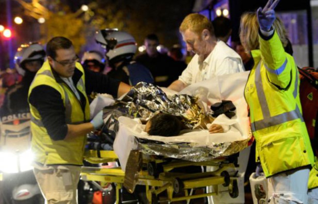 Evacuation d'une personne blessée lors de l'attaque terroriste au Bataclan, le 13 novembre 2015 à Paris Evacuation d'une personne blessée lors de l'attaque terroriste au Bataclan, le 13 novembre 2015 à Paris