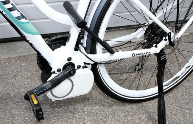 Un vélo électrique muni d'un antivol en "U" Un vélo électrique muni d'un antivol en "U"