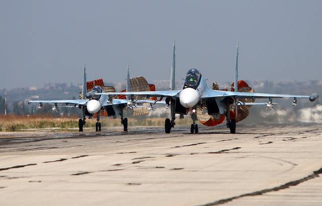 Lattaquié (Syrie), le 3 octobre 2015. Des chasseurs russes de type Sukhoi atterrissent sur la base de Hmeimim. Lattaquié (Syrie), le 3 octobre 2015. Des chasseurs russes de type Sukhoi atterrissent sur la base de Hmeimim.