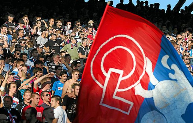 Lyon, le 16 septembre 2012. Des supporters lors du match OL/AJACCIO de ligue 1 au stade de Gerland. Lyon, le 16 septembre 2012. Des supporters lors du match OL/AJACCIO de ligue 1 au stade de Gerland.