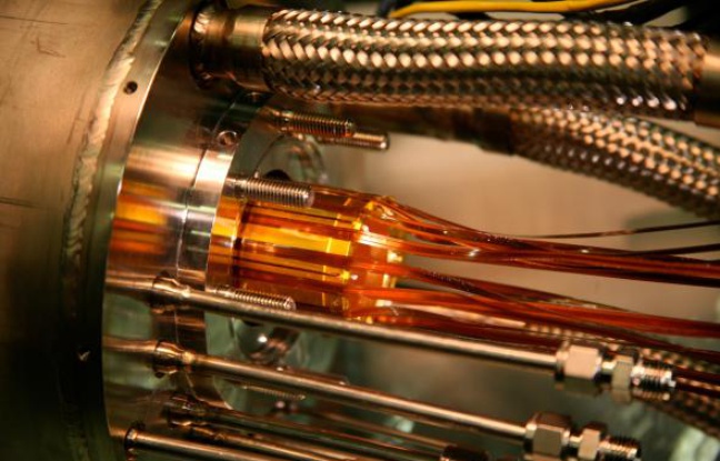 Une nouvelle façon de piéger des atomes d'antimatière, plus précisément 38 atomes d'antihydrogène, vient d'être expérimentée au Centre européen de recherches nucléaires (Cern) à Genève et devrait faciliter l'étude de l'antimatière, selon des travaux publiés mercredi. Une nouvelle façon de piéger des atomes d'antimatière, plus précisément 38 atomes d'antihydrogène, vient d'être expérimentée au Centre européen de recherches nucléaires (Cern) à Genève et devrait faciliter l'étude de l'antimatière, selon des travaux publiés mercredi.