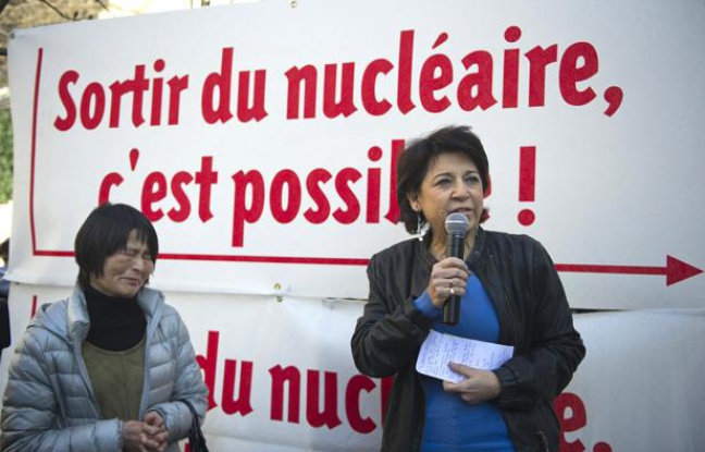 L'eurodéputée Corinne Lepage lors d'une manifestation contre le nucléaire, en mars 2011 à Paris. L'eurodéputée Corinne Lepage lors d'une manifestation contre le nucléaire, en mars 2011 à Paris.