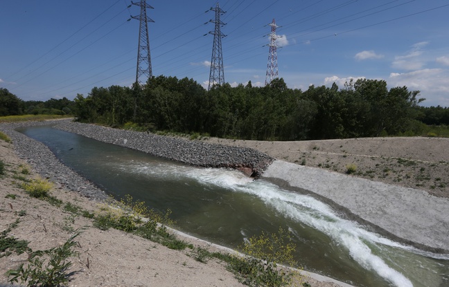 Sur l'île du Rohrschollen, l’ouvrage de prise d’eau permet d’alimenter le réseau hydrographique
du Bauerngrundwasser. Sur l'île du Rohrschollen, l’ouvrage de prise d’eau permet d’alimenter le réseau hydrographique
du Bauerngrundwasser.
