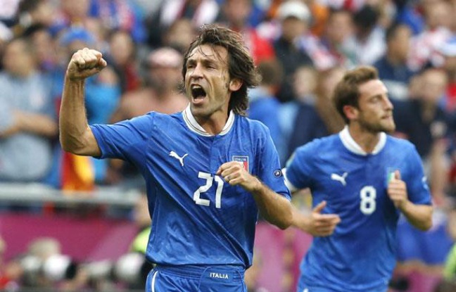 Le joueur italien Andrea Pirlo (à g.) lors du match nul de l'Italie avec la Croatie, le 14 juin 2012. Le joueur italien Andrea Pirlo (à g.) lors du match nul de l'Italie avec la Croatie, le 14 juin 2012.