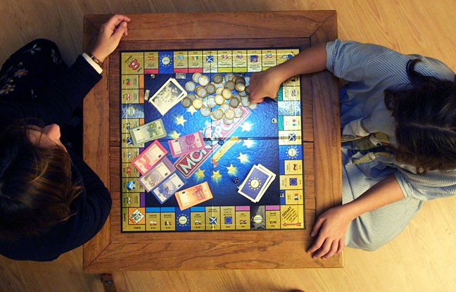 Montpellier, le 3 décembre 2001. Deux personnes disputent une partie de Monopoly. Montpellier, le 3 décembre 2001. Deux personnes disputent une partie de Monopoly.