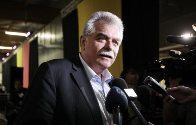 Les dix députés du Front de gauche (FG) et cinq élus d'outre-mer ont constitué un groupe parlementaire, qui sera comme prévu présidé par André Chassaigne, député PCF du Puy-de-Dôme, a annoncé lundi le nouveau groupe dans un communiqué. Les dix députés du Front de gauche (FG) et cinq élus d'outre-mer ont constitué un groupe parlementaire, qui sera comme prévu présidé par André Chassaigne, député PCF du Puy-de-Dôme, a annoncé lundi le nouveau groupe dans un communiqué.
