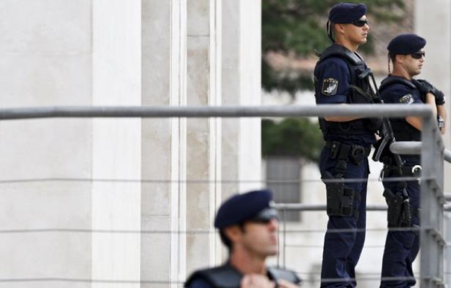 Un des trois hommes arrêtés mercredi en Espagne, un Turc soupçonné d'être un logisticien d'Al-Qaïda, a été envoyé en prison vendredi par un juge d'instruction qui a cependant rejeté l'accusation d'appartenance à un groupe terroriste, a annoncé une source judiciaire. Un des trois hommes arrêtés mercredi en Espagne, un Turc soupçonné d'être un logisticien d'Al-Qaïda, a été envoyé en prison vendredi par un juge d'instruction qui a cependant rejeté l'accusation d'appartenance à un groupe terroriste, a annoncé une source judiciaire.