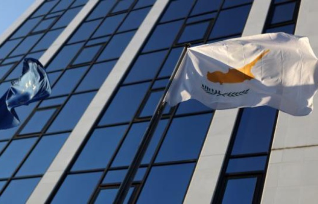 L'agence de notation financière Fitch a, à son tour, abaissé la note de la République de Chypre en catégorie spéculative en la faisant passer de "BBB-" à "BB+" en raison des craintes de plus en plus fortes pesant sur son système bancaire. L'agence de notation financière Fitch a, à son tour, abaissé la note de la République de Chypre en catégorie spéculative en la faisant passer de "BBB-" à "BB+" en raison des craintes de plus en plus fortes pesant sur son système bancaire.