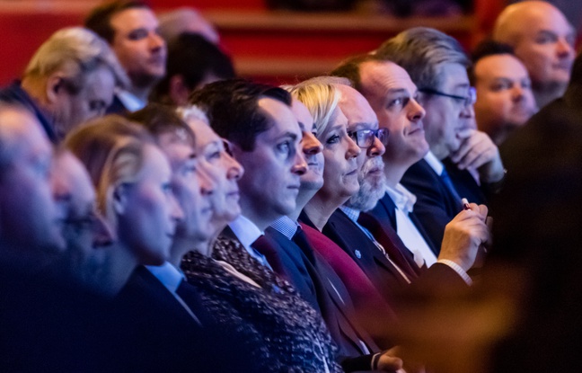 Des membres du Front national entourent Marine Le Pen, candidate FN à la présidentielle de 2017, le 4 février 2017 à Lyon Des membres du Front national entourent Marine Le Pen, candidate FN à la présidentielle de 2017, le 4 février 2017 à Lyon