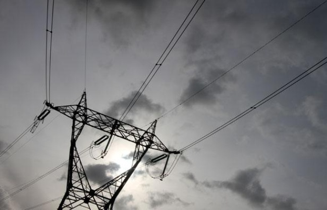 La centrale nucléaire EDF de production d’électricité de Gravelines. Intérieur. Pylône haute tension. La centrale nucléaire EDF de production d’électricité de Gravelines. Intérieur. Pylône haute tension.