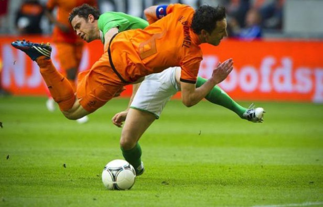 Le racisme a fait une entrée remarquée à l'Euro-2012 avec les déclarations de Mark van Bommel, capitaine des Pays-Bas, dénonçant des "cris de singe" pendant un entraînement à Cracovie (Pologne) et relançant ainsi le débat sur la conduite à tenir en match en cas d'incidents Le racisme a fait une entrée remarquée à l'Euro-2012 avec les déclarations de Mark van Bommel, capitaine des Pays-Bas, dénonçant des "cris de singe" pendant un entraînement à Cracovie (Pologne) et relançant ainsi le débat sur la conduite à tenir en match en cas d'incidents