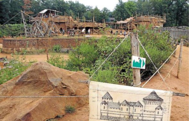 A Guédelon, on en rajoute au schmilblick en construisant un château fort médiéval avec les techniques de l'époque. A Guédelon, on en rajoute au schmilblick en construisant un château fort médiéval avec les techniques de l'époque.