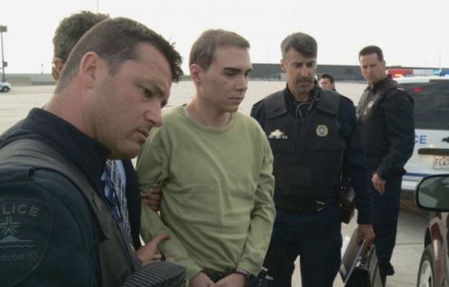 Le Canadien Luka Rocco Magnotta, auteur présumé du meurtre et du dépeçage du corps d'un étudiant chinois, est arrivé lundi soir à Montréal à bord d'un avion militaire en provenance d'Allemagne, d'où il a été extradé, et comparaîtra dès mardi devant la justice. Le Canadien Luka Rocco Magnotta, auteur présumé du meurtre et du dépeçage du corps d'un étudiant chinois, est arrivé lundi soir à Montréal à bord d'un avion militaire en provenance d'Allemagne, d'où il a été extradé, et comparaîtra dès mardi devant la justice.