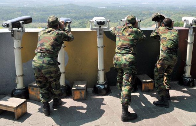 Des soldats sud-coréens observent la Corée du Nord d'un poste situé près d'une zone démilitarisée entre les deux pays, le 27 mai 2009. Des soldats sud-coréens observent la Corée du Nord d'un poste situé près d'une zone démilitarisée entre les deux pays, le 27 mai 2009.