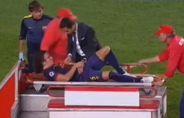 Capture d'écran de Carles Puyol, blessé lors d'un match de Ligue des champions entre le Barça et Benfica, le 2 octobre 2012. Capture d'écran de Carles Puyol, blessé lors d'un match de Ligue des champions entre le Barça et Benfica, le 2 octobre 2012.