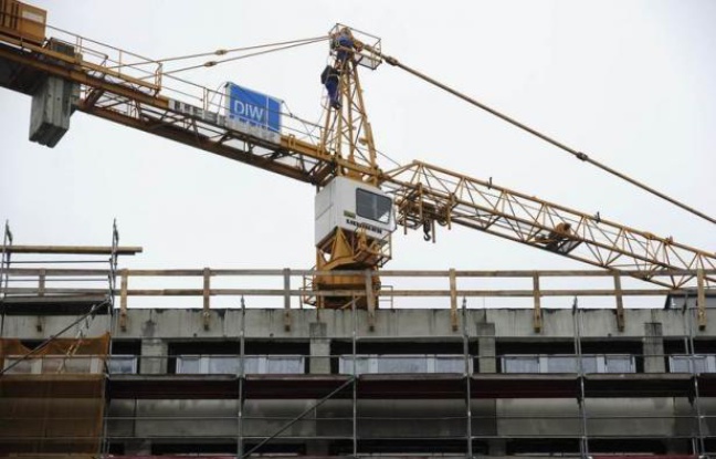 Le marché immobilier allemand, longtemps stable, est en effervescence depuis quelque mois, des taux d'intérêts faibles et la perspective de placement sûrs attirant investisseurs et ménages, au point de faire déjà craindre à certains la formation d'une bulle. Le marché immobilier allemand, longtemps stable, est en effervescence depuis quelque mois, des taux d'intérêts faibles et la perspective de placement sûrs attirant investisseurs et ménages, au point de faire déjà craindre à certains la formation d'une bulle.