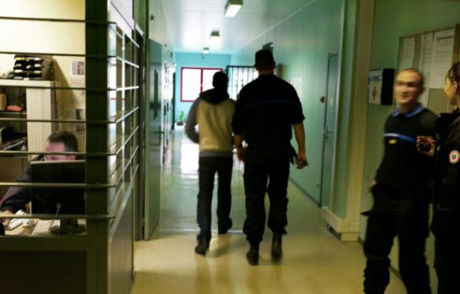 Un gardien de prison escorte un nouveau détenu dans sa cellule dans la prison de Villefranche-sur-Saône, le 30 janvier 2008. Illustration. Un gardien de prison escorte un nouveau détenu dans sa cellule dans la prison de Villefranche-sur-Saône, le 30 janvier 2008. Illustration.