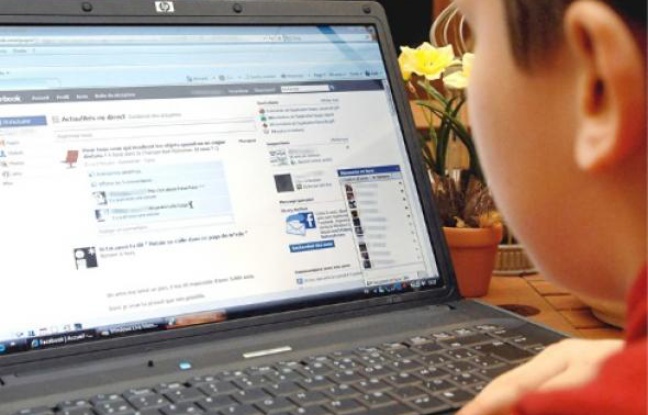 Un adolescent se connecte sur Facebook. Un adolescent se connecte sur Facebook.