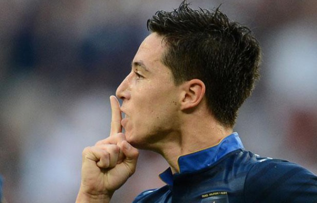 Samir Nasri fait signe de se taire aux journalistes, lors du match de l'Euro France-Angleterre, le 11 juin 2012. Samir Nasri fait signe de se taire aux journalistes, lors du match de l'Euro France-Angleterre, le 11 juin 2012.