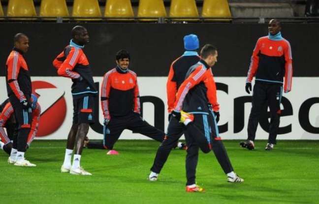 Marseille qui aurait pu assurer son avenir européen lors de la précédente journée mais s'est incliné contre l'Olympiakos, jouera à quitte ou double mardi à Dortmund, sa qualification pour les 8e de finale de la Ligue des champions. Marseille qui aurait pu assurer son avenir européen lors de la précédente journée mais s'est incliné contre l'Olympiakos, jouera à quitte ou double mardi à Dortmund, sa qualification pour les 8e de finale de la Ligue des champions.