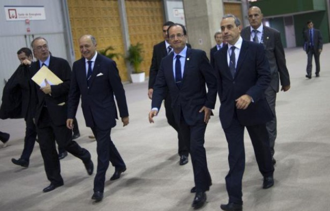 Les membres du Groupe de sécurité de la présidence de la République (GSPR) ont laissé à Paris leurs armes pour la protection rapprochée de François Hollande lors du sommet de Rio, a-t-on appris mardi de source proche du dossier, confirmant une information du Canard Enchaîné. Les membres du Groupe de sécurité de la présidence de la République (GSPR) ont laissé à Paris leurs armes pour la protection rapprochée de François Hollande lors du sommet de Rio, a-t-on appris mardi de source proche du dossier, confirmant une information du Canard Enchaîné.