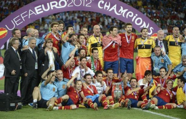 0H25 - FIN DE NOTRE DIRECT - L'Espagne bat l'Italie 4-0 en finale de l'Euro et conserve son titre. La Roja réalise un triplé inédit Euro-Mondial-Euro. 0H25 - FIN DE NOTRE DIRECT - L'Espagne bat l'Italie 4-0 en finale de l'Euro et conserve son titre. La Roja réalise un triplé inédit Euro-Mondial-Euro.