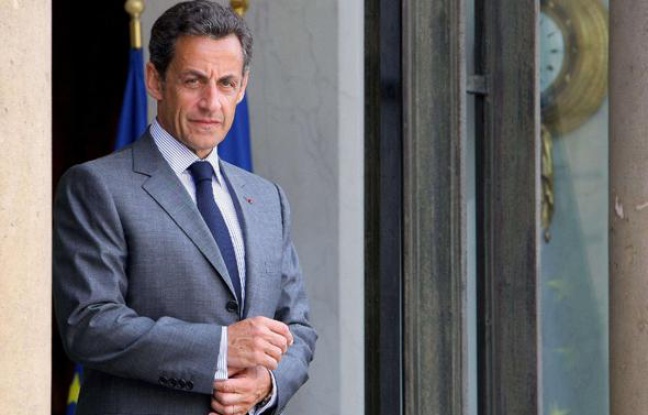 Nicolas Sarkozy sur le perron de l'Elysée, le 25 mai 2010, à Paris Nicolas Sarkozy sur le perron de l'Elysée, le 25 mai 2010, à Paris