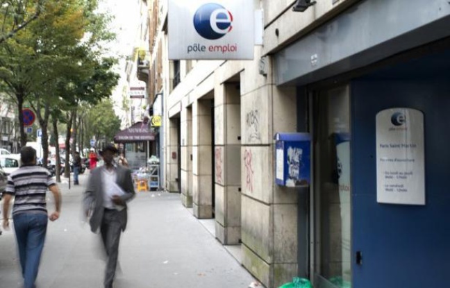 Un chômeur de 54 ans a saisi le tribunal administratif de Paris afin de faire constater que Pôle emploi a violé son obligation d'accompagnement et de suivi, a appris lundi l'AFP auprès de son avocat, qui qualifie cette procédure d'"inédite". Un chômeur de 54 ans a saisi le tribunal administratif de Paris afin de faire constater que Pôle emploi a violé son obligation d'accompagnement et de suivi, a appris lundi l'AFP auprès de son avocat, qui qualifie cette procédure d'"inédite".