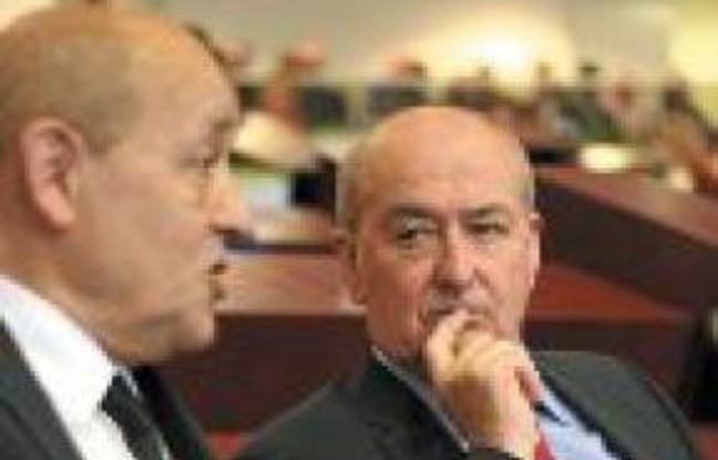 Pierrick Massiot (à d.) succède à Jean-Yves Le Drian (à g.) à la région. Pierrick Massiot (à d.) succède à Jean-Yves Le Drian (à g.) à la région.