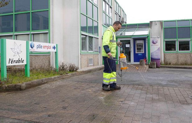 Un employé municipal nettoie le sol après l'immolation d'un homme devant une agence Pôle Emploi de Nantes (Loire-Atlantique). Un employé municipal nettoie le sol après l'immolation d'un homme devant une agence Pôle Emploi de Nantes (Loire-Atlantique).