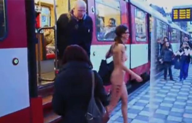 Capture d'écran de la vidéo de l'artiste suisse Milo Moiré montrant une top-modèle se promenant nue dans les transports en commun de Düsseldorf (Allemagne). Capture d'écran de la vidéo de l'artiste suisse Milo Moiré montrant une top-modèle se promenant nue dans les transports en commun de Düsseldorf (Allemagne).