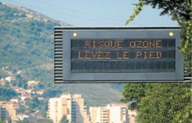 La réduction de la vitesse devrait aussi faire baisser les accidents de la route. La réduction de la vitesse devrait aussi faire baisser les accidents de la route.
