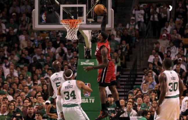 Un LeBron James monumental avec ses 45 points, 15 rebonds et 5 passes décisives a permis à Miami de s'imposer jeudi à Boston (98-79) et de s'offrir un match décisif à domicile, samedi, qui décidera de l'identité de l'adversaire d'Oklahoma City en finale NBA. Un LeBron James monumental avec ses 45 points, 15 rebonds et 5 passes décisives a permis à Miami de s'imposer jeudi à Boston (98-79) et de s'offrir un match décisif à domicile, samedi, qui décidera de l'identité de l'adversaire d'Oklahoma City en finale NBA.