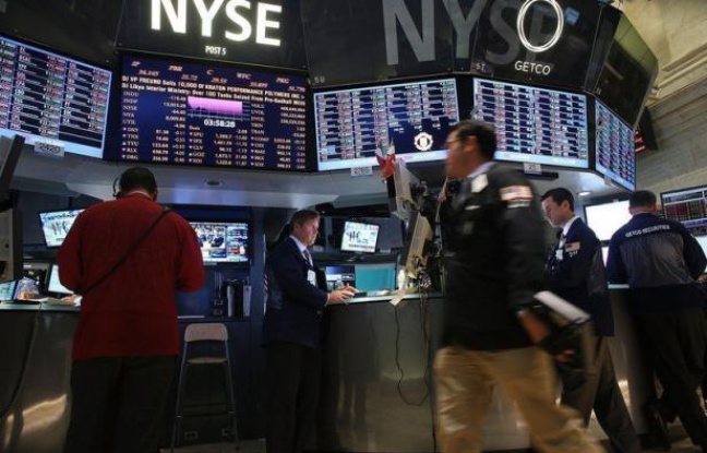 Wall Street a débuté la séance en hausse mercredi, stimulée par la décision de la justice allemande de valider le nouveau fonds de secours européen et l'espoir de nouvelles mesures de la Banque centrale américaine (Fed): le Dow Jones gagnait 0,21% et le Nasdaq 0,39%. Wall Street a débuté la séance en hausse mercredi, stimulée par la décision de la justice allemande de valider le nouveau fonds de secours européen et l'espoir de nouvelles mesures de la Banque centrale américaine (Fed): le Dow Jones gagnait 0,21% et le Nasdaq 0,39%.