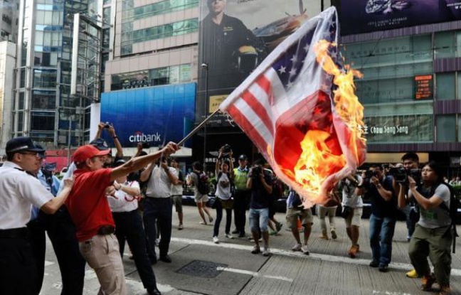 Le Japon a appelé la Chine à protéger ses ressortissants au lendemain de manifestations contre l'achat par Tokyo d'îles dont Pékin revendique la souveraineté, tandis que des milliers de Chinois sont de nouveau descendus dans la rue dimanche pour dire leur colère. Le Japon a appelé la Chine à protéger ses ressortissants au lendemain de manifestations contre l'achat par Tokyo d'îles dont Pékin revendique la souveraineté, tandis que des milliers de Chinois sont de nouveau descendus dans la rue dimanche pour dire leur colère.