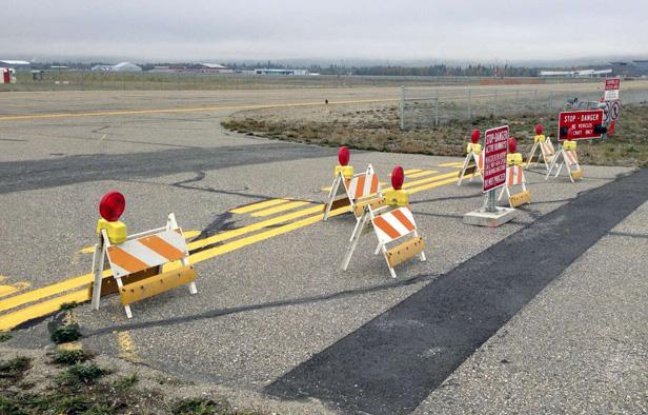 L'aéroport de Fairbanks, en Alasaka (Etats-Unis), a mis en place des barrières après que des automobilistes, mal conseillés par leur iPhone, se sont introduits sur les pistes. Septembre 2013. L'aéroport de Fairbanks, en Alasaka (Etats-Unis), a mis en place des barrières après que des automobilistes, mal conseillés par leur iPhone, se sont introduits sur les pistes. Septembre 2013.