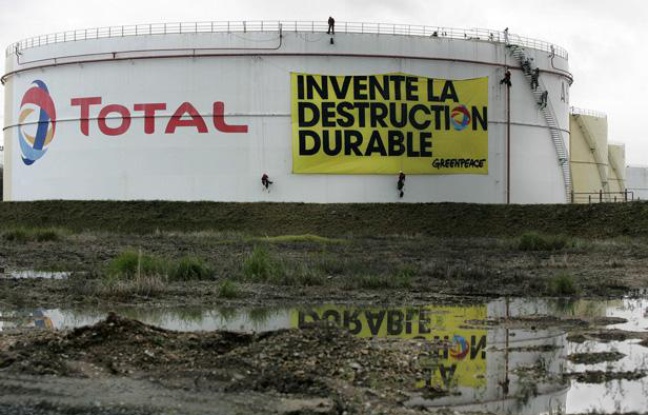 Manifestation de Greenpeace contre une raffinerie du groupe Total, au Havre, en octobre 2009. Manifestation de Greenpeace contre une raffinerie du groupe Total, au Havre, en octobre 2009.