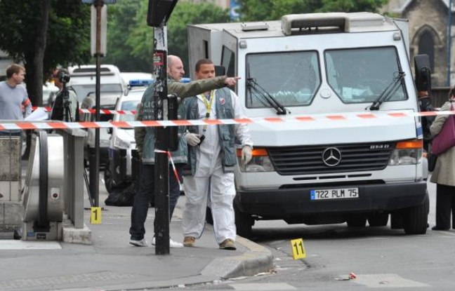 Les policiers cherchent des indices après l'attaque d'un fourgon blindé le 4 juin 2012 à Aubervilliers (Seine-Saint-Denis). Les policiers cherchent des indices après l'attaque d'un fourgon blindé le 4 juin 2012 à Aubervilliers (Seine-Saint-Denis).