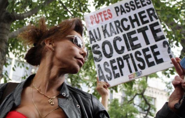 Quelques dizaines de prostitués, hommes et femmes, ont défilé samedi à Paris pour dénoncer la volonté affichée de la ministre des Droits des femmes Najat Vallaud-Belkacem d'abolir la prostitution en France et de pénaliser les clients. Quelques dizaines de prostitués, hommes et femmes, ont défilé samedi à Paris pour dénoncer la volonté affichée de la ministre des Droits des femmes Najat Vallaud-Belkacem d'abolir la prostitution en France et de pénaliser les clients.