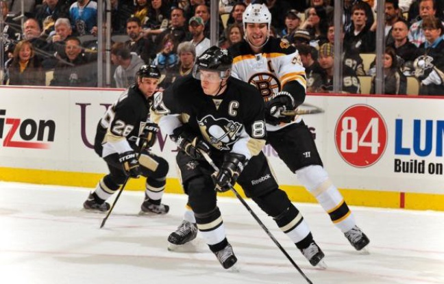 La vedette de la Ligue nord-américaine de hockey sur glace (LNH) Sidney Crosby, qui avait fait son retour en novembre après une longue absence due à une commotion cérébrale, doit de nouveau mettre sa carrière entre parenthèses, a-t-il annoncé lundi. La vedette de la Ligue nord-américaine de hockey sur glace (LNH) Sidney Crosby, qui avait fait son retour en novembre après une longue absence due à une commotion cérébrale, doit de nouveau mettre sa carrière entre parenthèses, a-t-il annoncé lundi.