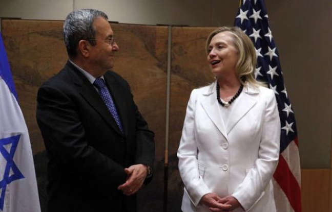 La secrétaire d'Etat américaine Hillary Clinton a appelé lundi les dirigeants israéliens à la concertation pour que les deux pays se montrent à la hauteur des "défis" et des "opportunités" entraînés par les bouleversements au Moyen-Orient. La secrétaire d'Etat américaine Hillary Clinton a appelé lundi les dirigeants israéliens à la concertation pour que les deux pays se montrent à la hauteur des "défis" et des "opportunités" entraînés par les bouleversements au Moyen-Orient.