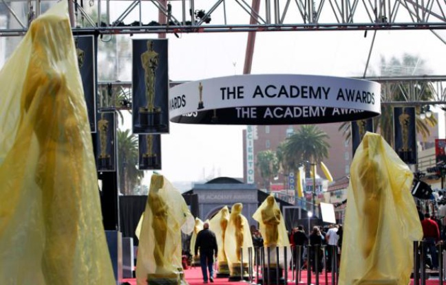 Le tapis rouge installé devant le Kodak Theater, pour la 84e cérémonie des Oscars, qui se tiendra le 26 dévrier 2012. Le tapis rouge installé devant le Kodak Theater, pour la 84e cérémonie des Oscars, qui se tiendra le 26 dévrier 2012.