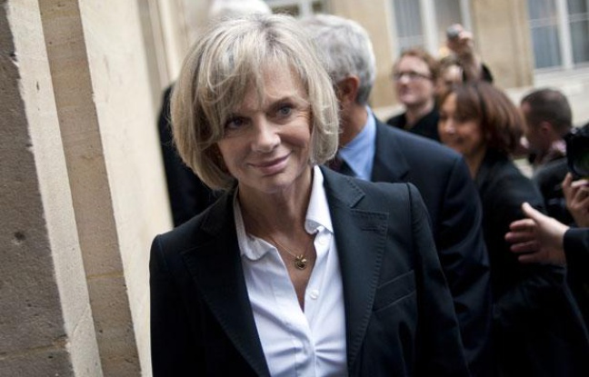 L'ancienne ministre socialiste Elisabeth Guigou arrive à un déjeuner organisé par le ministre de la ville Maurice Leroy avec ses prédécesseurs pour fêter les 20 ans de la politique de la ville, le 13 janvier 2011 à Paris. L'ancienne ministre socialiste Elisabeth Guigou arrive à un déjeuner organisé par le ministre de la ville Maurice Leroy avec ses prédécesseurs pour fêter les 20 ans de la politique de la ville, le 13 janvier 2011 à Paris.