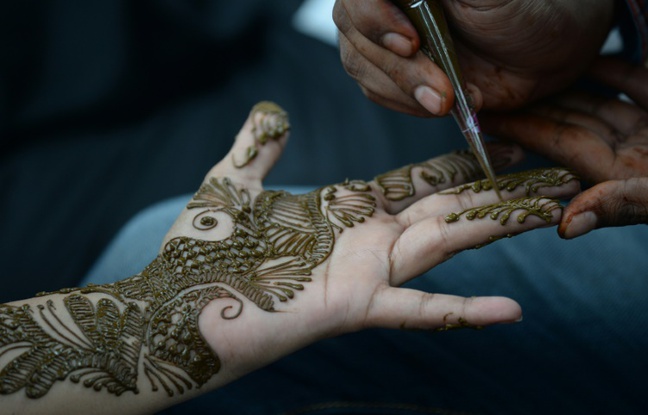 Une jeune fille indienne se fait tatouer la main au henné pour fêter l'Aïd el-Fitr, la fin du ramadan, à Bombay le 6 juillet 2016 Une jeune fille indienne se fait tatouer la main au henné pour fêter l'Aïd el-Fitr, la fin du ramadan, à Bombay le 6 juillet 2016